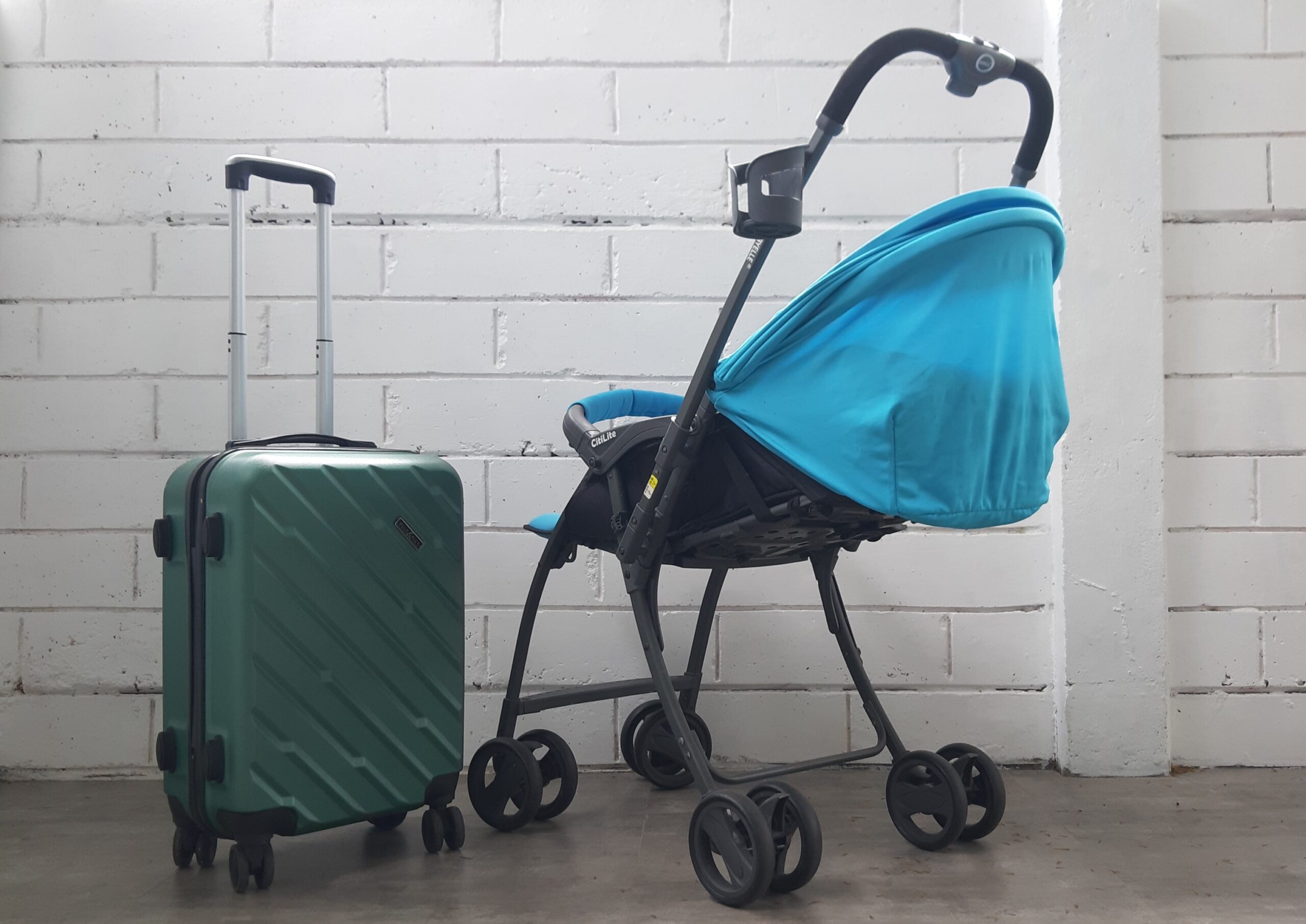 Ilustrasi koper dan stroller - Tips liburan seru dan nyaman bersama anak bayi. (kamuswisata.com/akb)