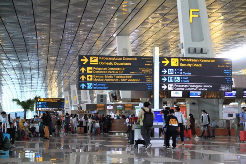 Ilustrasi bandara - Cara memesan tiket pesawat secara online di Shopee, Tokopedia, Traveloka dan Tiket.com. (Dok angkasapura2.co.id)