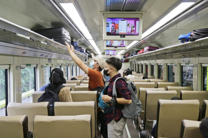Ilustrasi penumpang kereta - Ada 20 kereta Natal dan Tahun Baru tambahan yang berangkat dari Jakarta. (Dok KAI Daop 1 Jakarta)