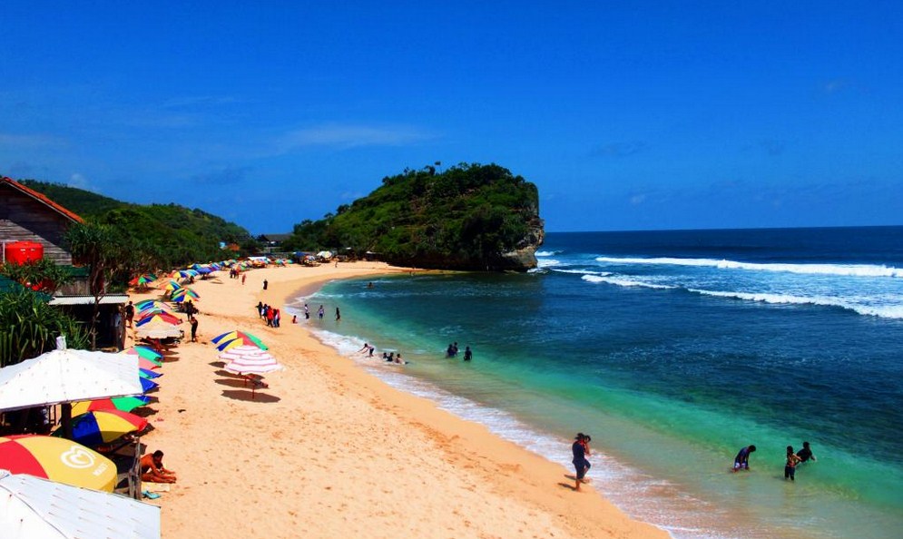 Pantai Indrayanti, rekomendasi pantai pasir putih di Jogja. (Dok visitingjogja.jogjaprov.go.id)