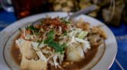 Kupat tahu, makanan khas dari lima destinasi wisata super prioritas di Indonesia. (Dok kemenparekraf.go.id)