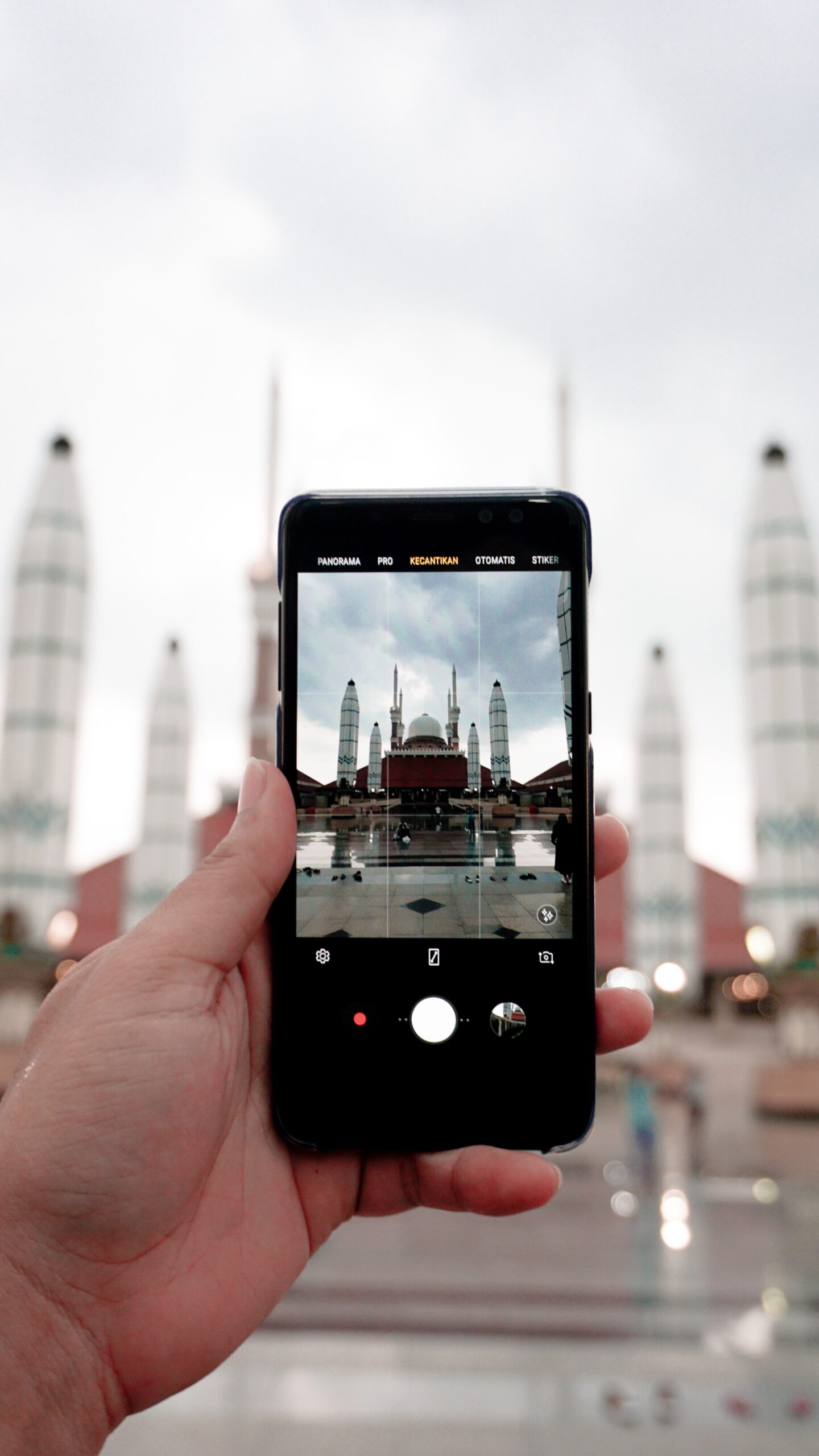 Masjid Agung Jawa Tengah, tempat wisata gratis di Semarang yang Instagramable dan buka 24 jam. (Unplash/Indra Dewa)