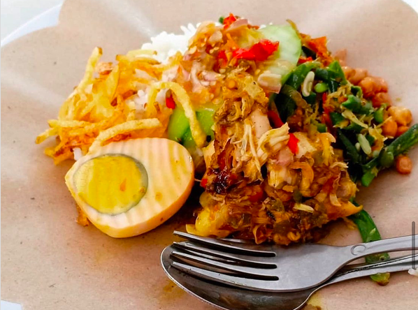 Nasi campur, makanan khas Indonesia dari setiap daerah. (Instagram.com/@ayambetutu_wayan)