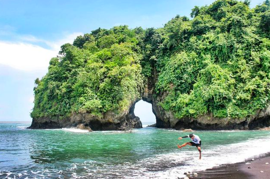 Pantai Licin, rekomendasi pantai yang hits dan Instagramable di Malang. (Instagram.com/@isba_klunting)