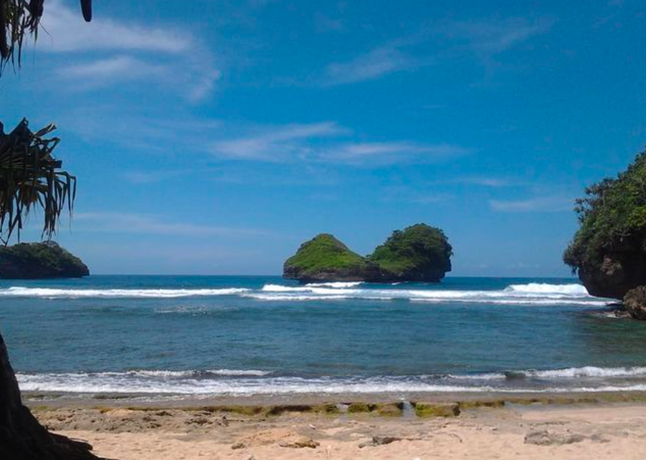Pantai Goa Cina, rekomendasi pantai yang hits dan Instagramable di Malang. (Instagram.com/@pantaigoacina)