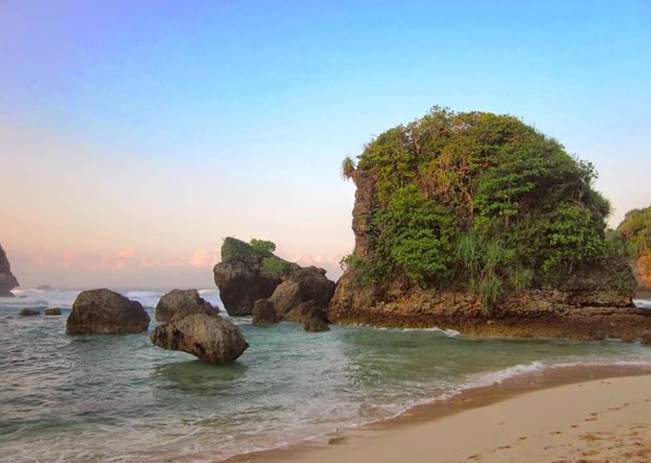Pantai Watu Leter, rekomendasi pantai yang hits dan Instagramable di Malang. (Instagram.com/@pantaiwatuleter)