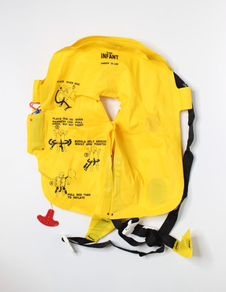 Jaket keselamatan, benda yang tak boleh kamu ambil dari pesawat agar tak kena pidana. (Dok airasia.com)