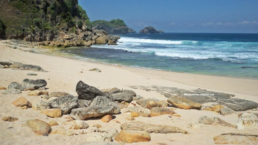 Pantai Bercak, rekomendasi pantai di Pacitan, ada yang mirip Raja Ampat. (Dok direktoripariwisata.id)