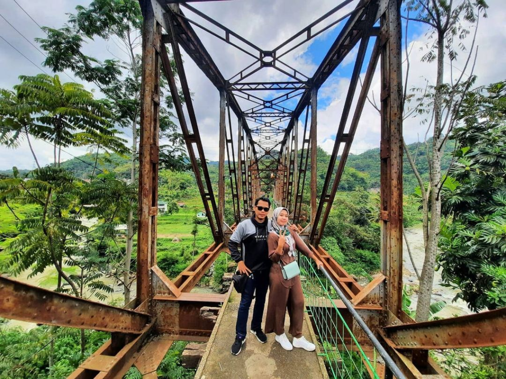 Jembatan Kereta Api Cikudapateuh, tempat wisata murah di Ciwidey. (Instagram.com/@indra_with_daddy)