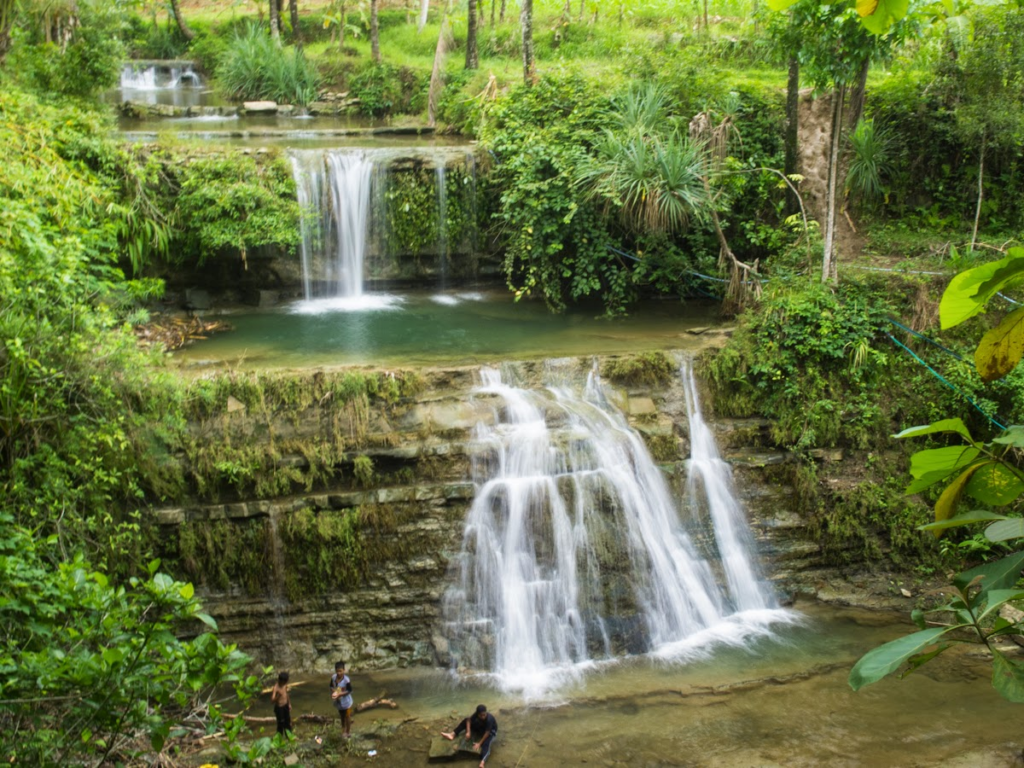 Curug Plumbon, wisata di Kebumen yang hits dengan pemandangan alam indah yang bisa kamu kunjungi. (Dok ticmpu.id)
