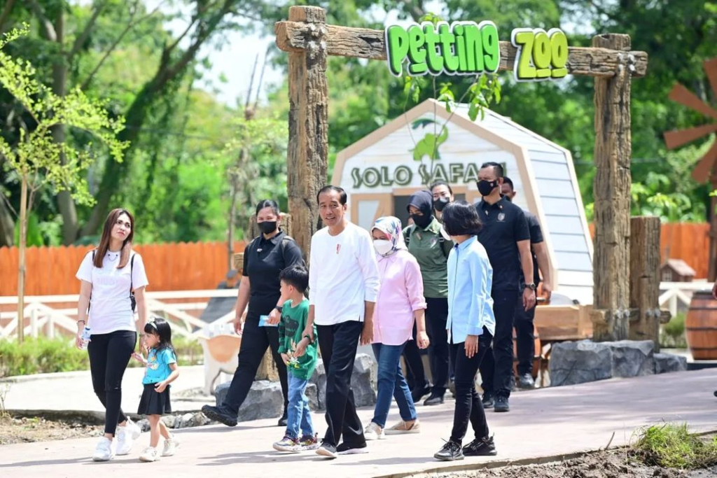 Presiden Jokowi bersama keluarga mengunjungi Solo Safari Zoo. (BPMI Setpres/Muchlis Jr)