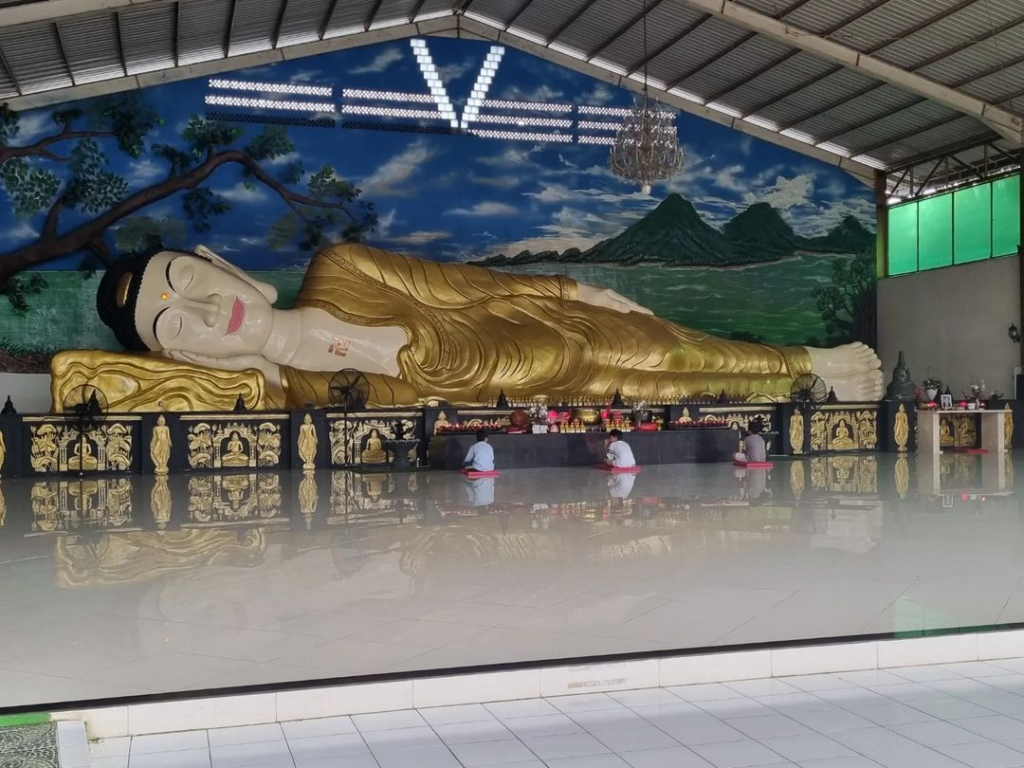 Patung Buddha Tidur, tempat wisata gratis di Bogor buat liburan keluarga. (Instagram.com/@juliechang9)