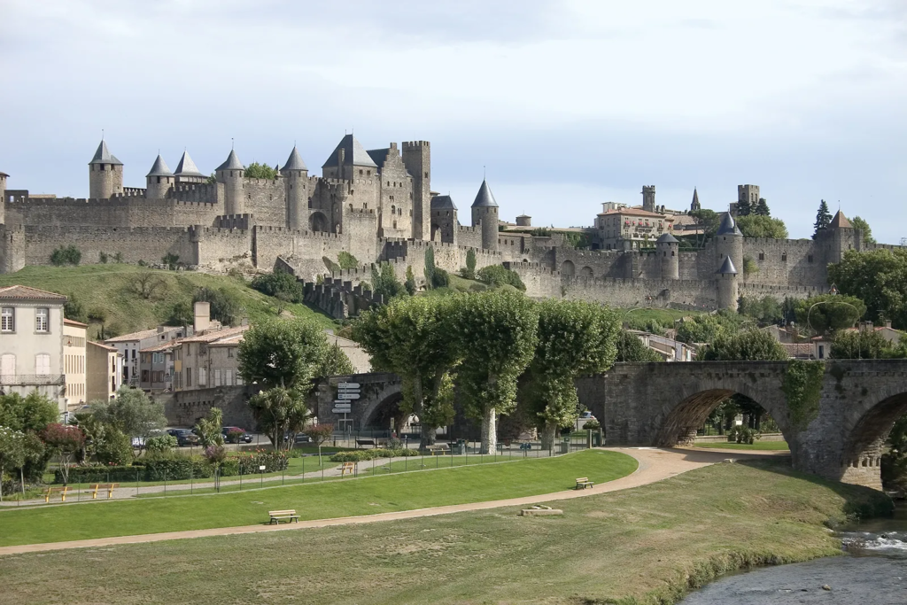 Carcassonne, Perancis, tempat di dunia nyata yang mirip dengan Pulau Paradise di Attack on Titan. (Dok britannica.com)