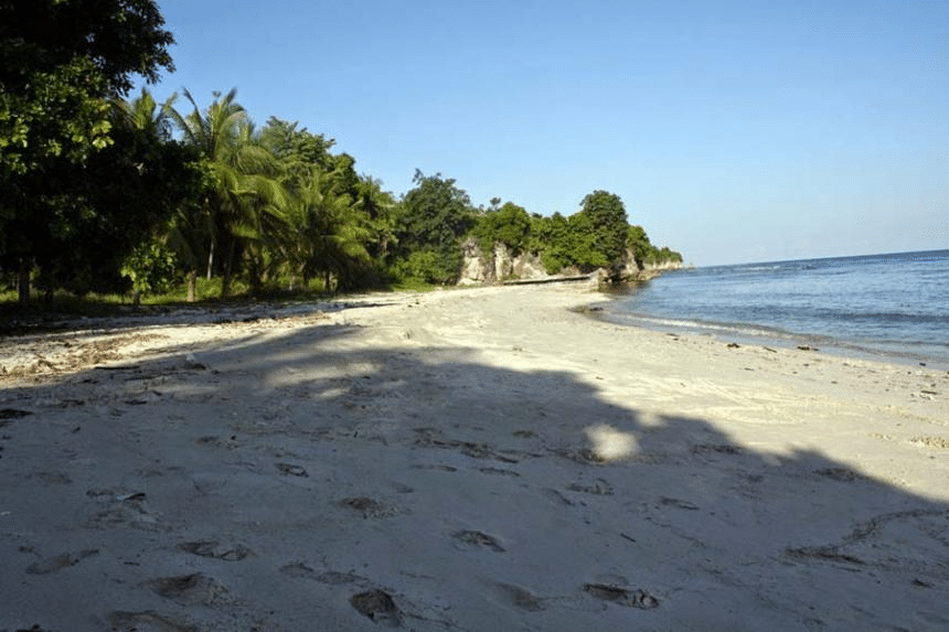 Pantai Muara Beting, tempat wisata alam di Bekasi yang bisa untuk piknik keluarga. (Dok direktoripariwisata.id)
