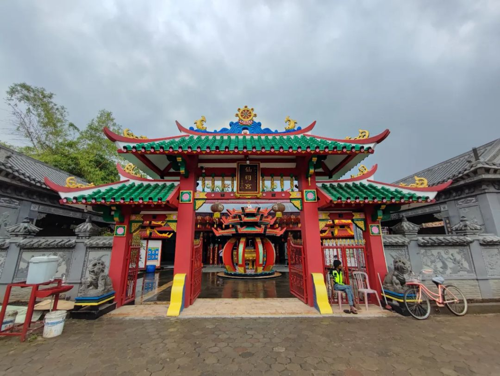 Vihara & Kelenteng Sian Djin Ku Poh, tempat wisata hits di Karawang untuk liburan keluarga dan anak-anak. (Instagram.com/@indonesia_klenteng_bio)