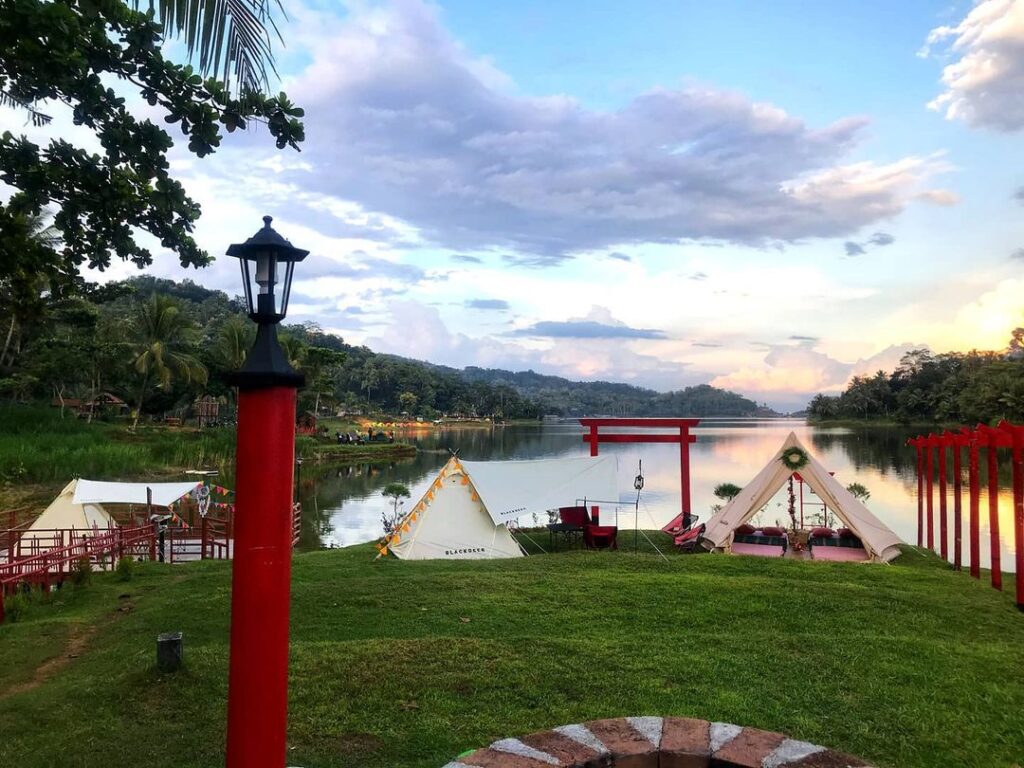 Waduk Sermo Glam Camp, tempat glamping instagramable di Jogja yang pas buat liburan sekolah. (Instagram.com/@sermoglamcamp)