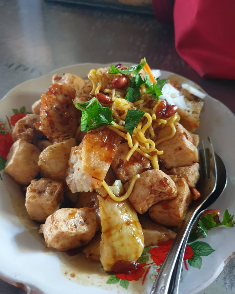 Tahu Kupat Sari (Pak Jo Brewok), tempat makan legendaris dan enak dekat Stasiun Solo Balapan. (Instagram.com/@eatwell_travelmore)