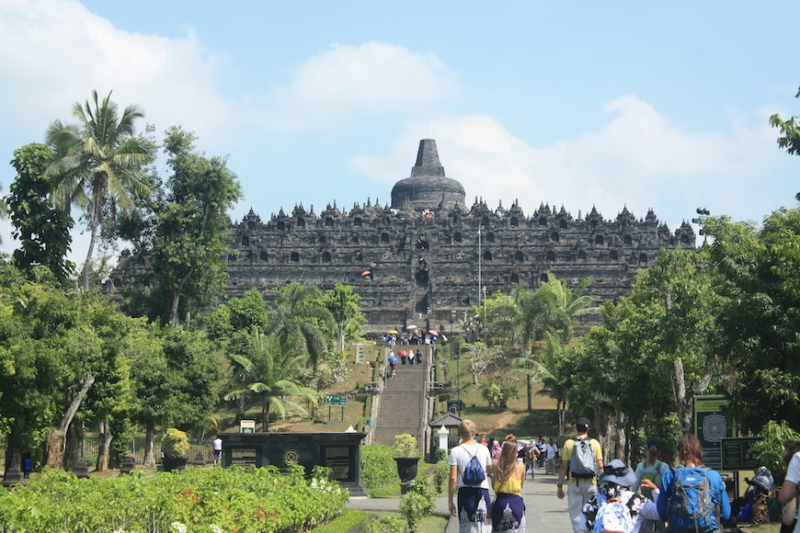 Candi Borobudur, harga tiket masuk ke pelataran dan naik ke area candi, beserta daftar fasilitas dan jam buka. (Unsplash/Maneesh Shahani)